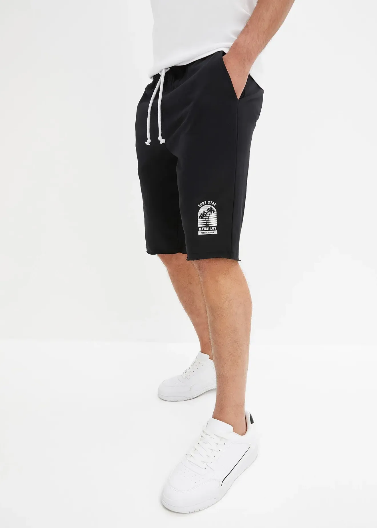 Homme bonprix Shorts|Sweats|Bermuda sweat à bordures ouvertes en coton, Loose Fit
