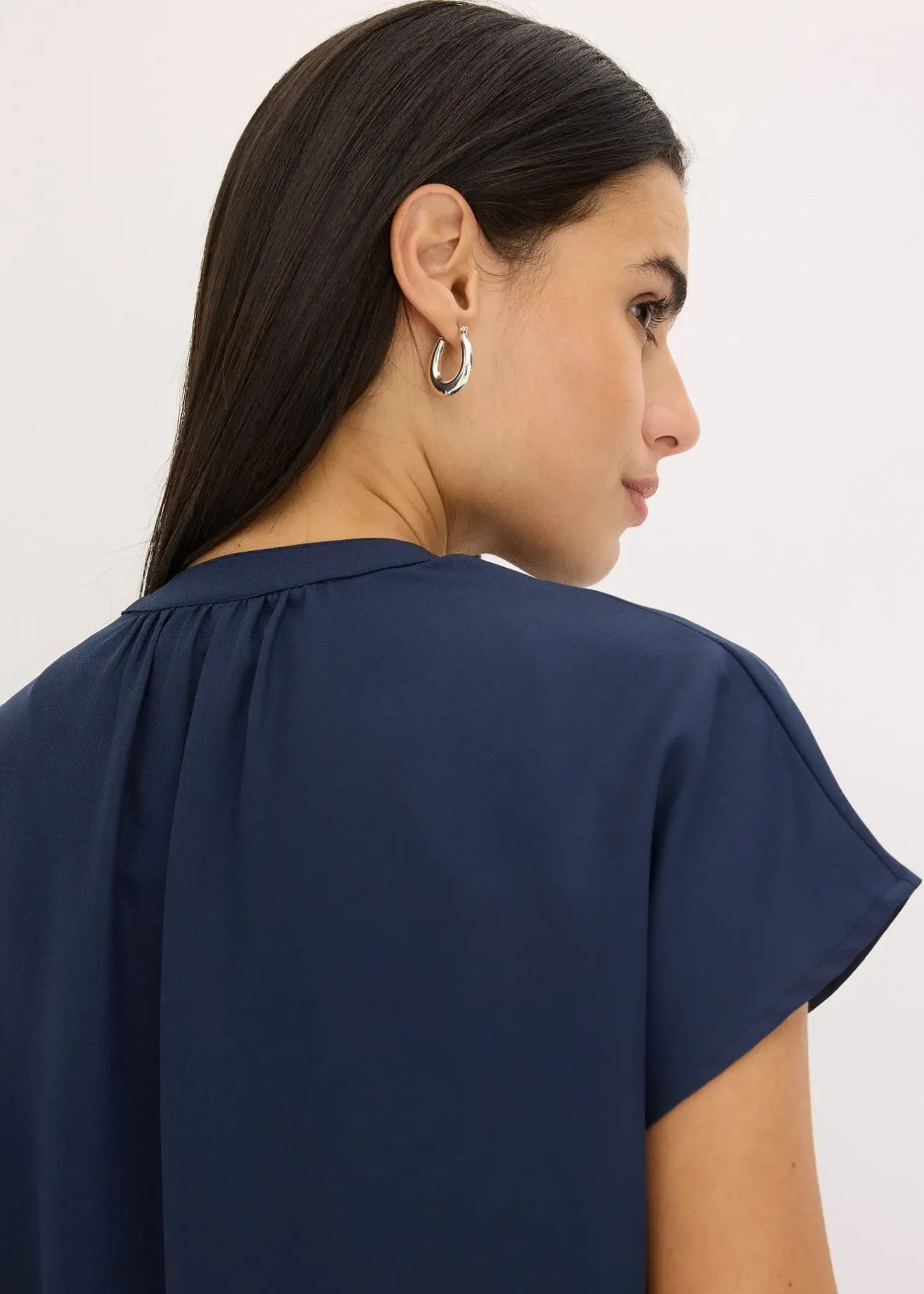 bonprix Chemisier manches courtes à boutonnage invisible|Femme Chemisiers