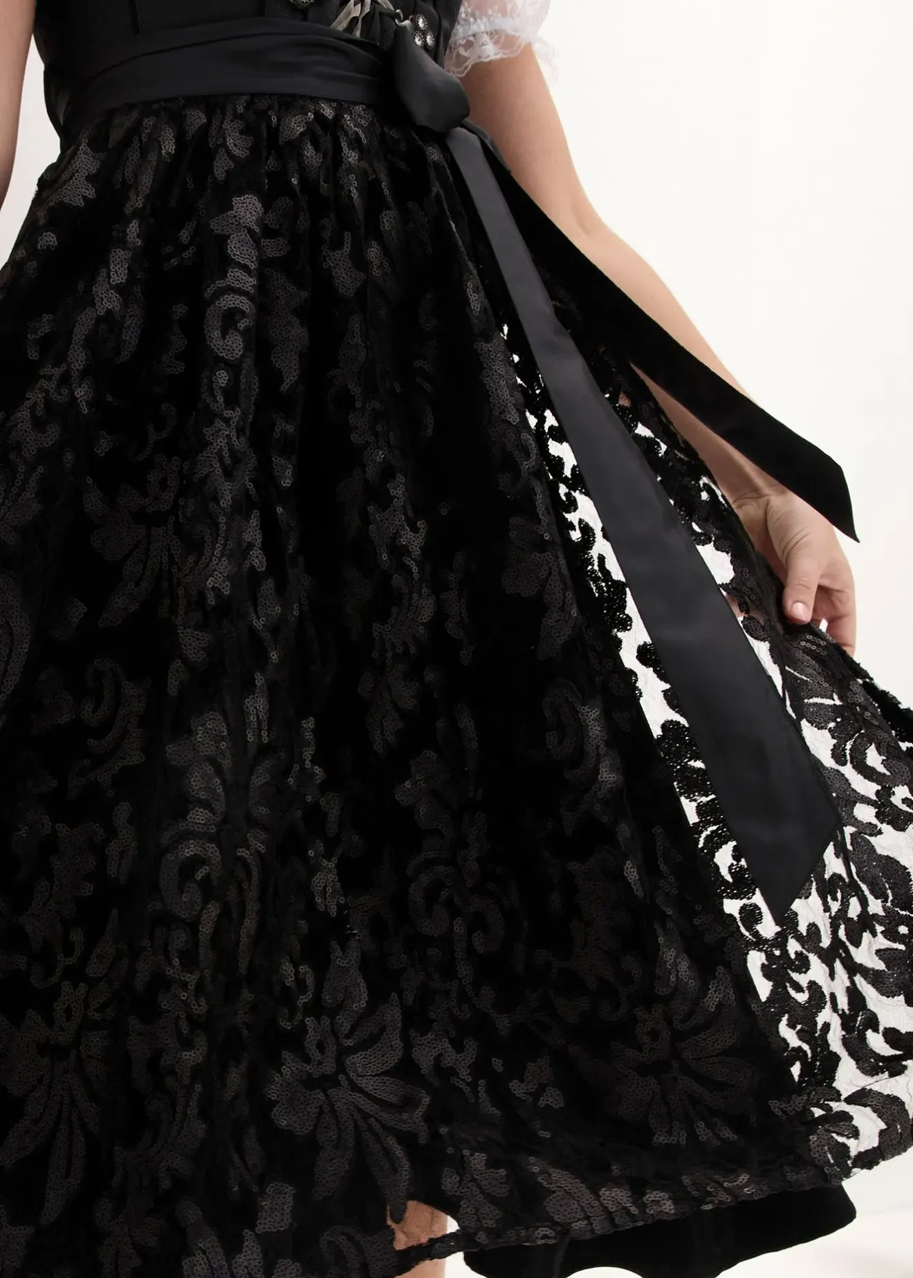 Femme bonprix Robes|Dirndl avec tablier à sequins (ens. 2 pces)