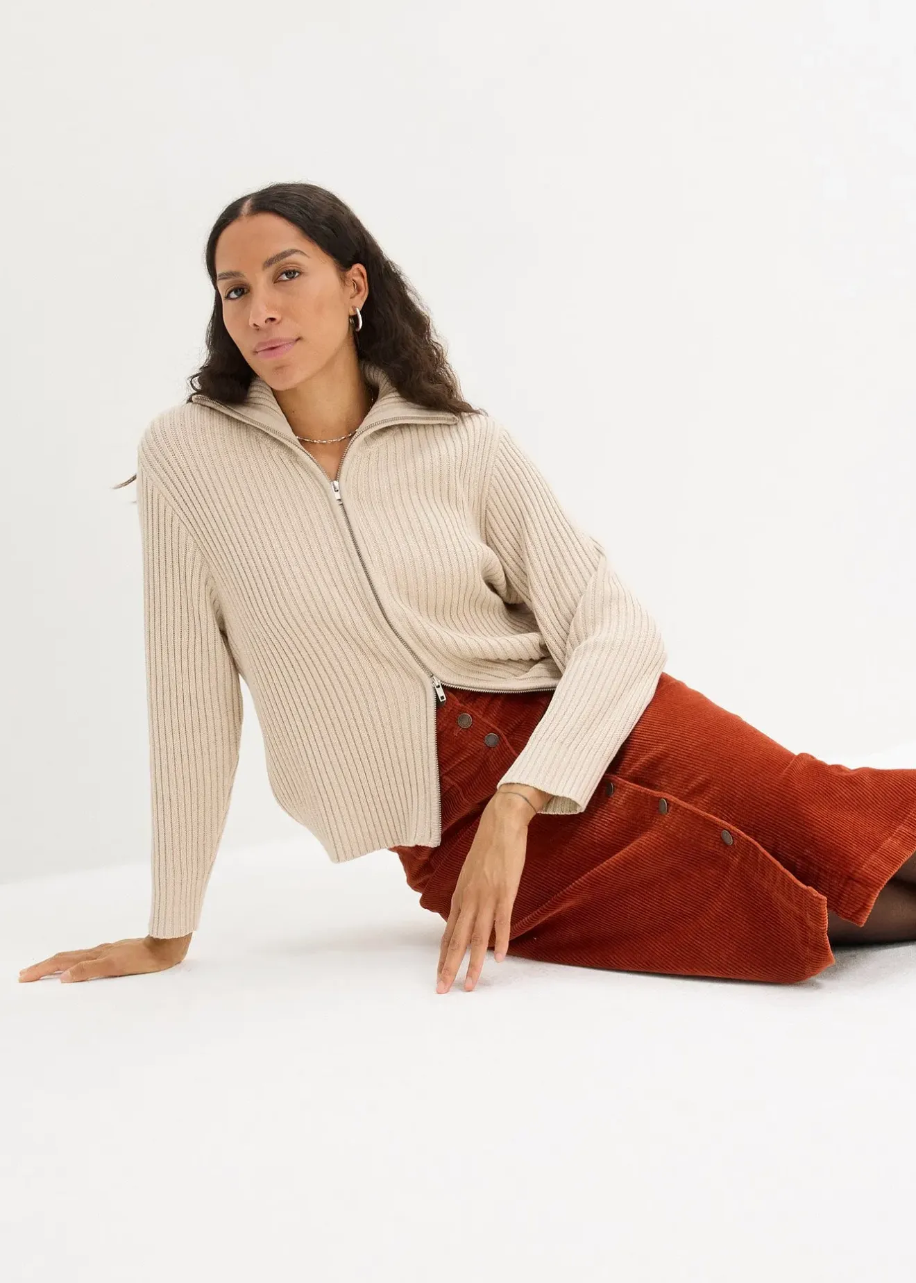 bonprix Jupe midi extensible en velours côtelé avec patte de boutonnage|Femme Jupes