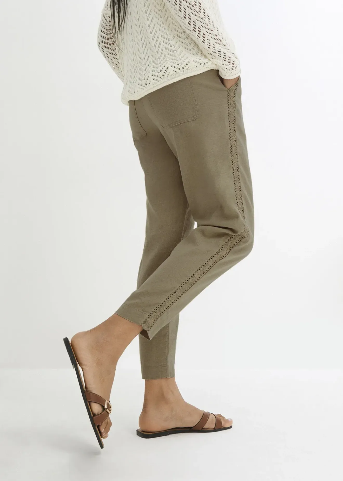 bonprix Pantalon en lin majoritaire avec empiècement de dentelle sur le côté, longueur cheville|Femme Pantalons